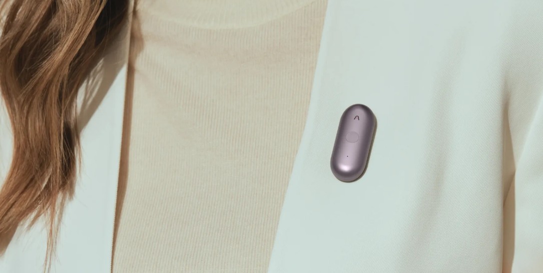 Plaud NotePin S AI pendant recorder, a fast-growing trending AI gadget for hands-free note-taking